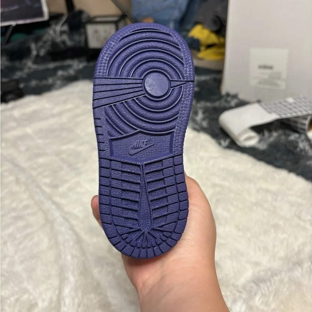 Jordan 1 Mid TD Size 7c Blueberry.